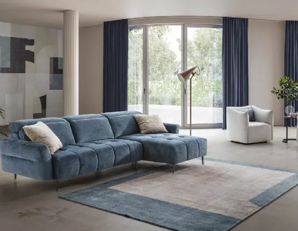 Divano Gillan di LeComfort  sfoderabile con finitura trapuntata.