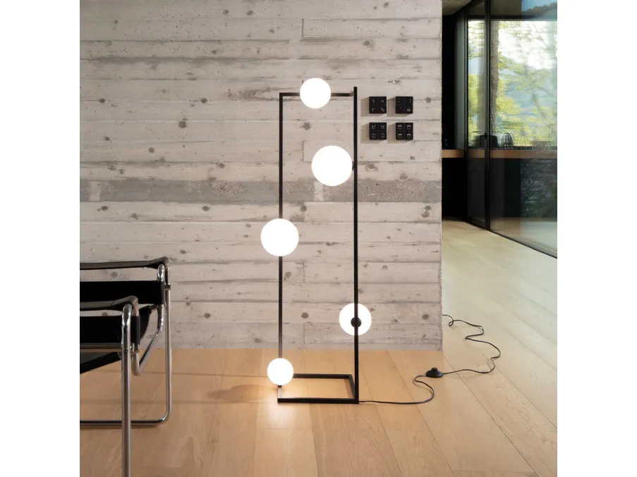 Lampada da terra Angolo in metallo con diffusori in vetro bianco, soffiato e acidato di Ideal Lux