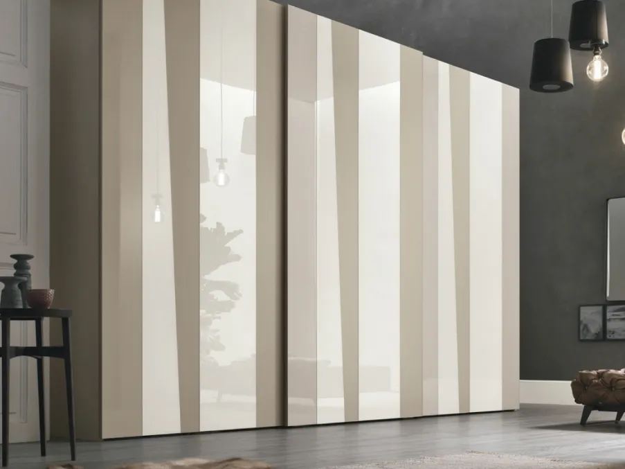 Armadio con anta scorrevole di Tomasella con ante in vetro lucido bianco gesso e struttura in laccato opaco bianco gesso modello Kelly