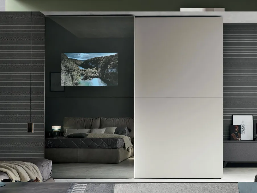 Armadio anta scorrevole Vision con Tv integrata, struttura in laccato opaco hot 127 di Tomasella