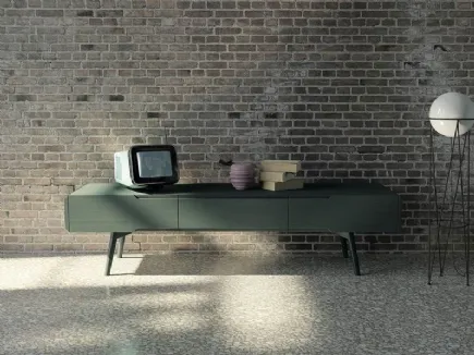 Mobile porta TV Dolce Vita in legno massello di abete laccato di Fratelli Mirandola