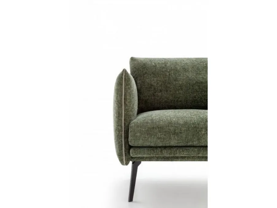 Scopri la nostra collezione di Salotti moderni: scegli divani lineari Le Comfort come il modello Boon Loveseat