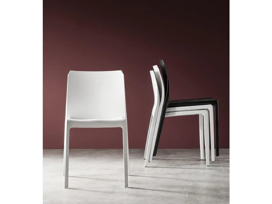 Sedia impilabile in polipropilene Clelia di Maronese