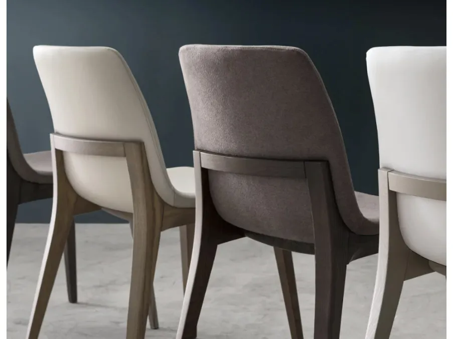 Sedia Opera in tessuto o ecopelle e frassino di Maronese