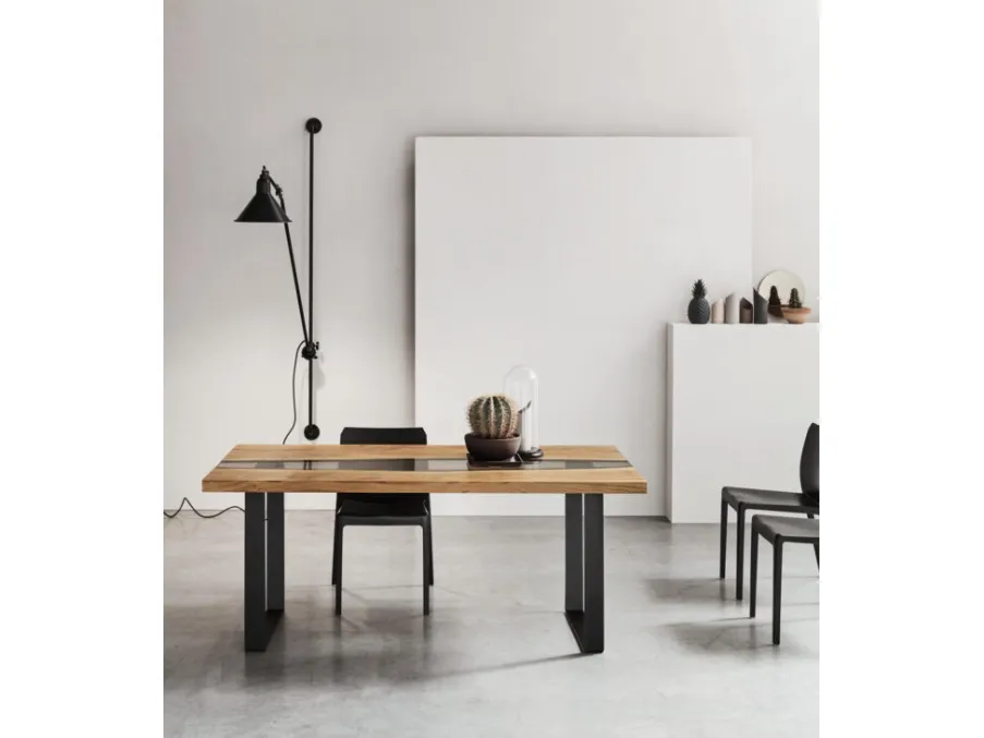 Tavolo Spring in rovere massiccio con insero in resina di Maronese