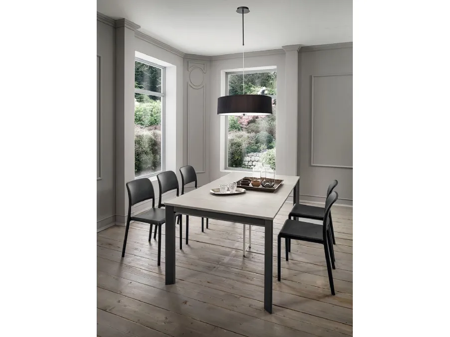 Tavolo consolle allungabile Steave con top in HPL e gambe in alluminio di La Primavera