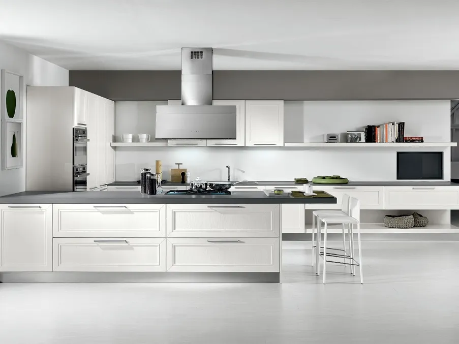 Cucina Classica Itaca angolare a ferro di cavallo in legno massello di Frassino laccato Bianco a poro aperto di Arredo3